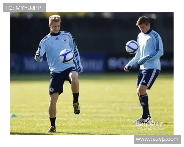 足球球星如何用脚颠球技巧展现个人天赋与训练成果 足球球星如何用脚颠球技巧展现个人天赋与训练成果